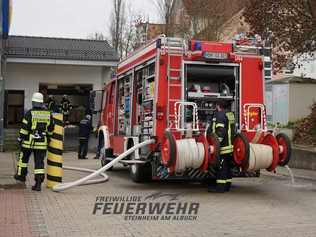 Obwohl keine Flammen zu sehen waren, wurde ein Löschangriff vorbereitet. 