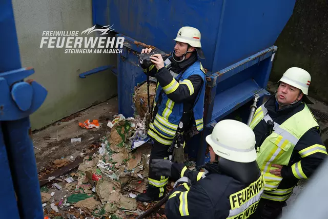 Mit Hilfe einer Wärmebildkamera wurde nach noch mögliche Glutnester oder Wärmestellen geschaut. 