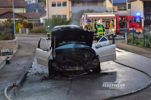 Ein Blick auf die Einsatzstelle und des abgebrannten Pkw