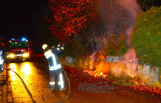 Mit Hilfe eines Angriffsrohrs wurden die Flammen abgelöscht.