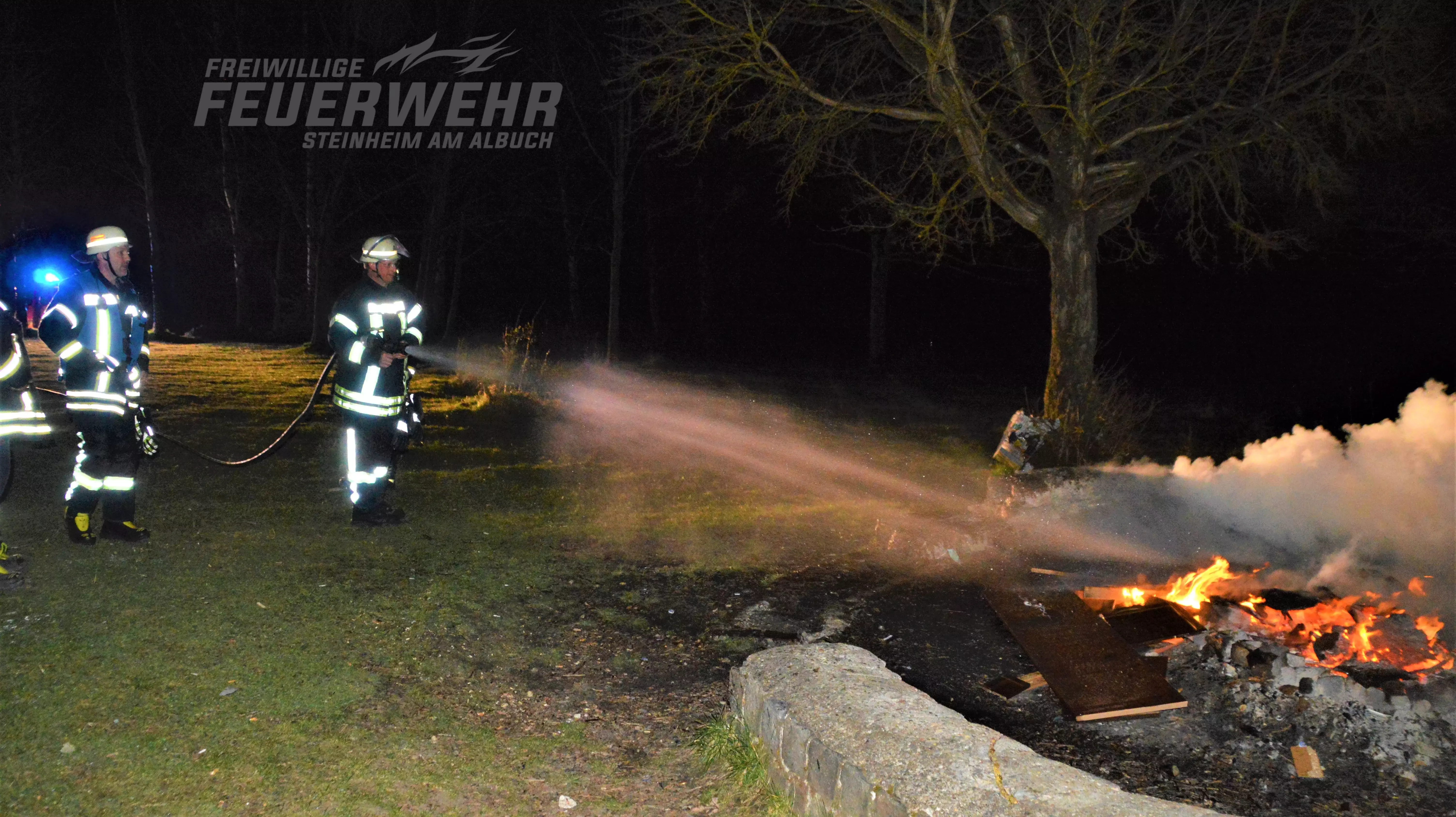 Brand von Müll in Grillstelle