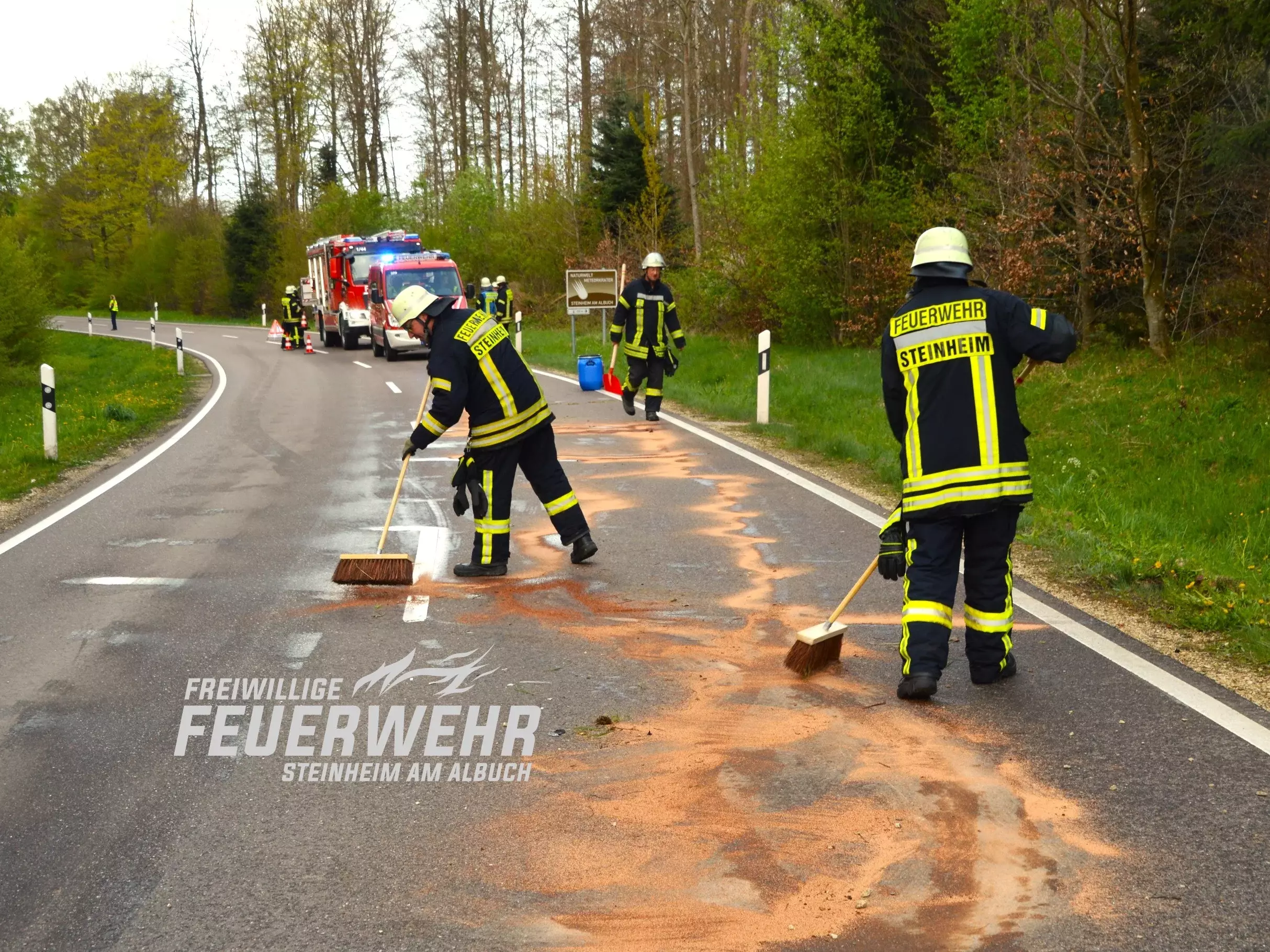 Nach einem Verkehrsunfall mussten Einsatzkräfte der Feuerwehr ausgelaufenes Öl mit Ölbindemittel aufnehmen.