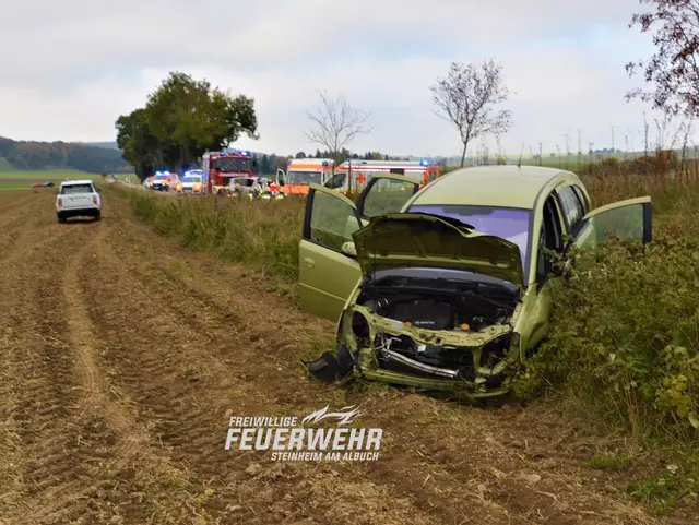 Verunfallte Pkw steht auf einem Acker