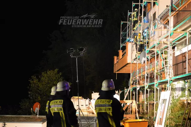 Um die Arbeit der Feuerwehrleute zu erleichtern, wurde die Einsatzstelle mit Scheinwerfer ausgeleuchtet.