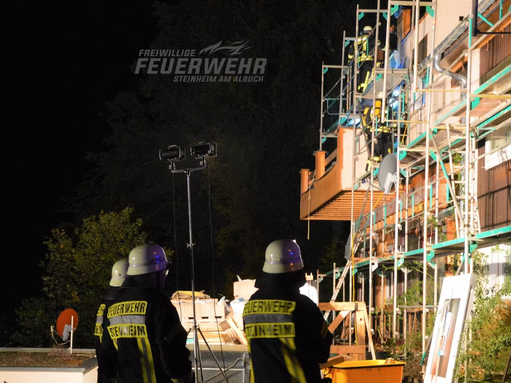 Um die Arbeit der Feuerwehrleute zu erleichtern, wurde die Einsatzstelle mit Scheinwerfer ausgeleuchtet.